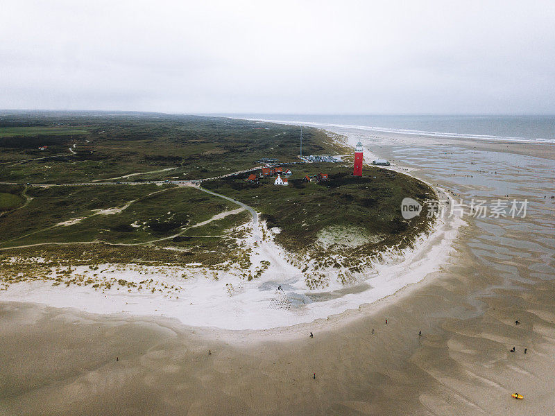 鸟瞰图美丽的红色灯塔和小村庄附近的大海在荷兰