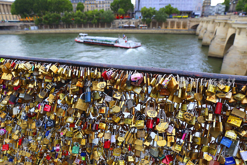 巴黎的爱情锁
