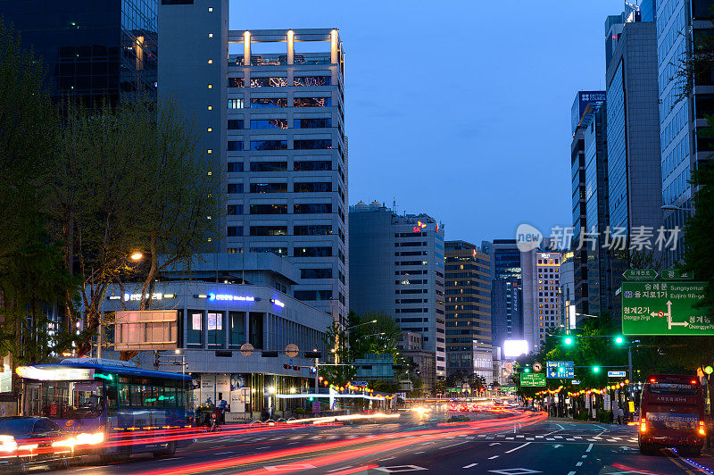 首尔，韩国城市在黄昏的交通景观