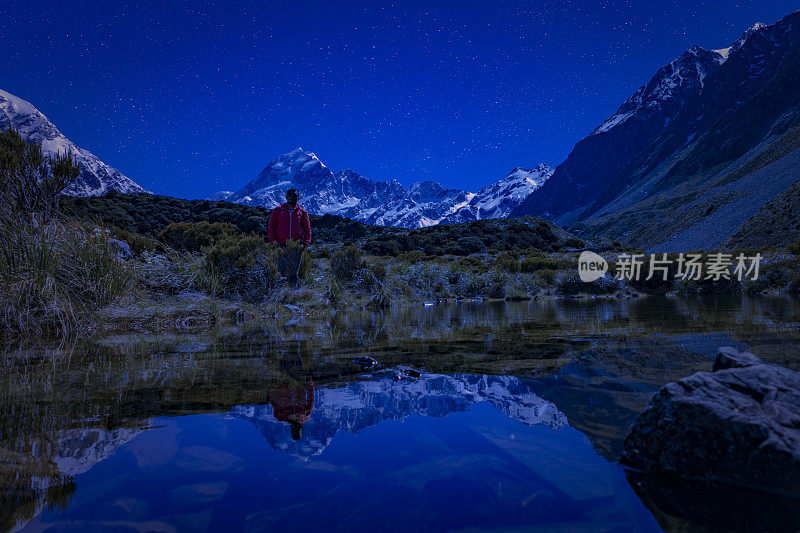 新西兰库克山:当蓝色的天空和明亮的星星出现时，一个人独自在晚上放松
