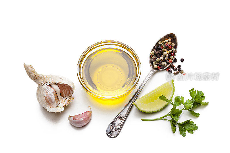 烹饪和调味材料:橄榄油，胡椒，大蒜，青柠和欧芹孤立的白色背景。