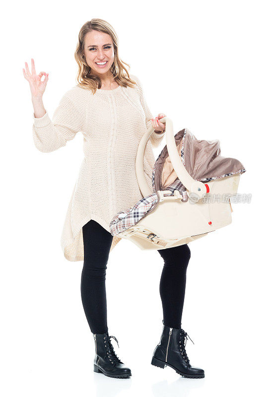 单身妈妈穿着一件有婴儿汽车座椅标志的毛衣