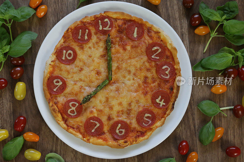 这是一个自制披萨时钟的图片，上面有意大利辣香肠片、马苏里拉奶酪和芦笋作为时钟指针，显示时间08:00，这是意大利披萨餐厅为孩子们的生日聚会食物准备的儿童披萨时钟