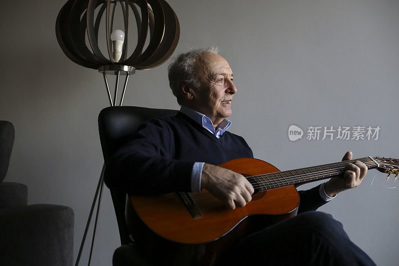 一个老人在弹吉他