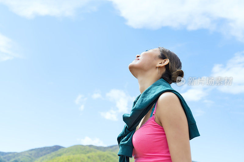 女人在大自然中瑟瑟发抖