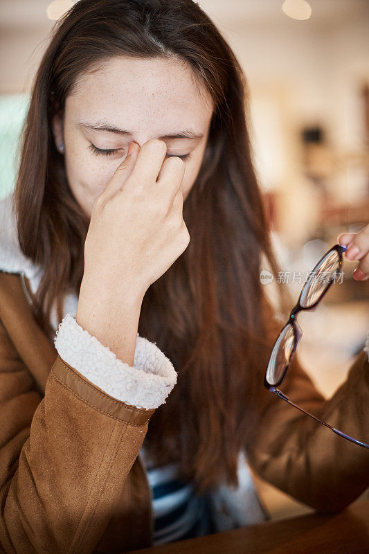 可爱的年轻女子疲惫、沮丧、悲伤或生病