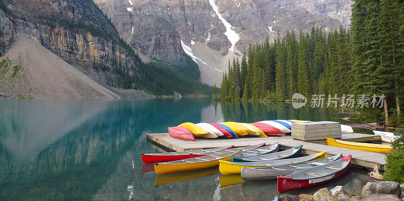 冰碛湖上的彩色独木舟