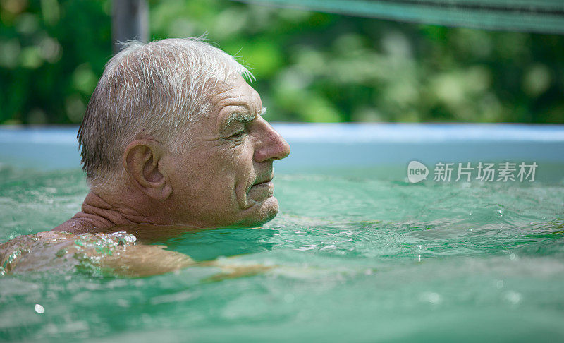 老年人在游泳池游泳