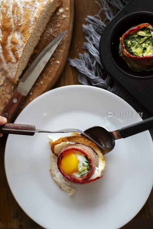 自制健康早餐:培根卷，鸡蛋和蔬菜碎
