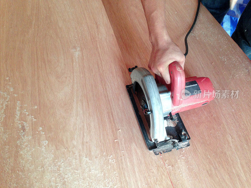 木工用圆锯加工胶合板。锯切家具用胶合板。