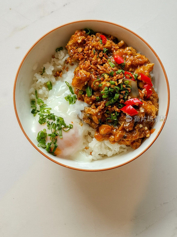 一种日式米饭，上面有麻辣鸡糜和白煮蛋