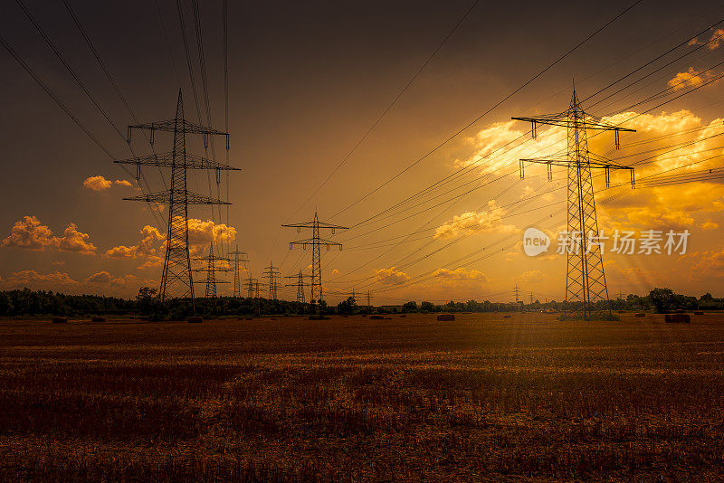 日落时分，田里的电塔