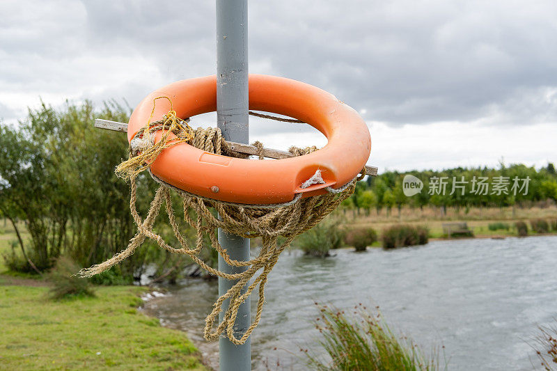 橙色救援漂浮环位于被淹没的内陆采石场的水边。