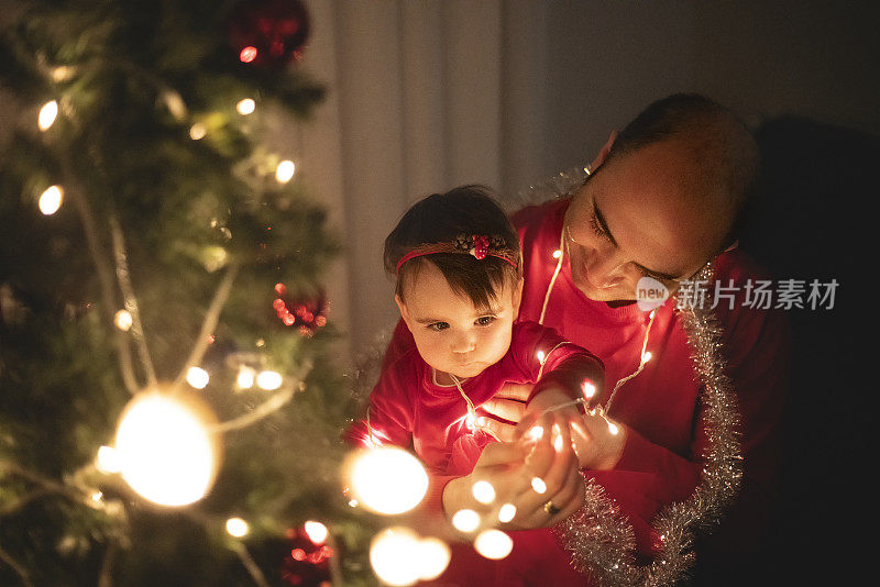 第一次圣诞派对上的漂亮小女孩