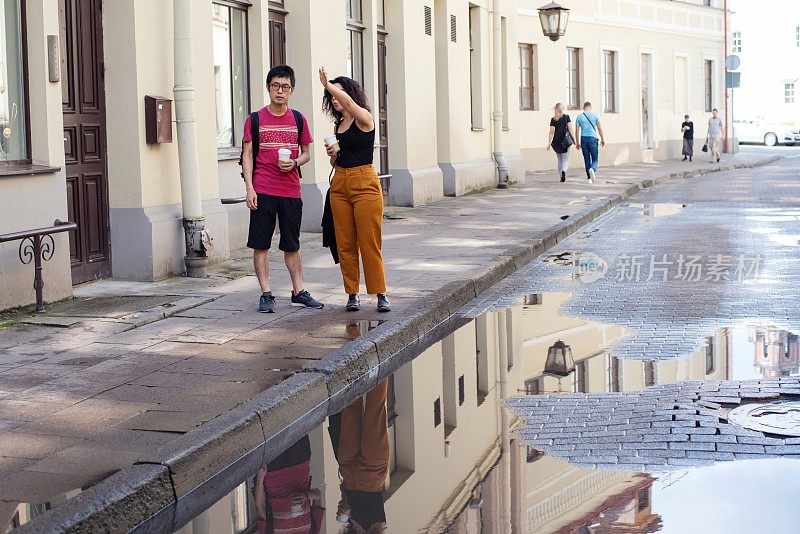 游客向当地人问路