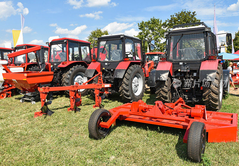 博览会上的新拖拉机和农业机械