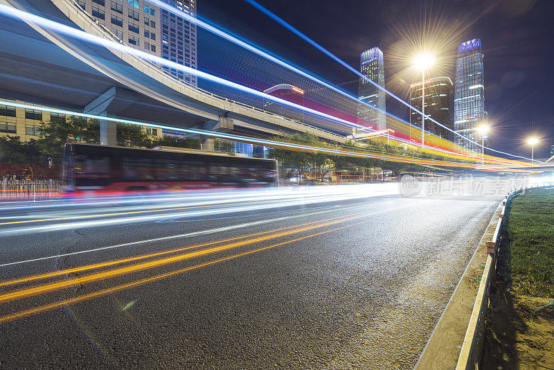 北京夜间城市公路交通