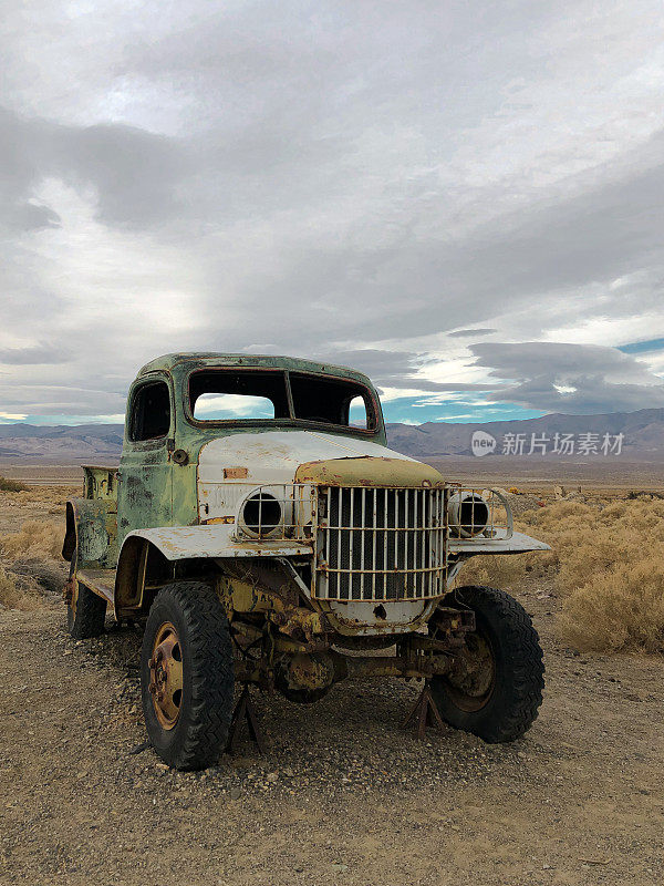 死亡谷沙漠中被遗弃的卡车