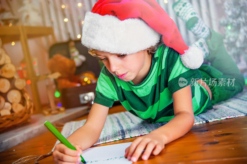 小男孩给圣诞老人写信