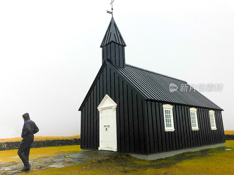 Búðir，冰岛:雨中的黑人教堂(Búðakirkja)