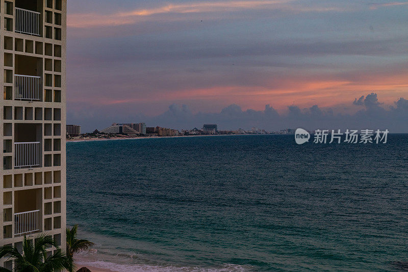 墨西哥坎昆――清晨，加勒比海上空