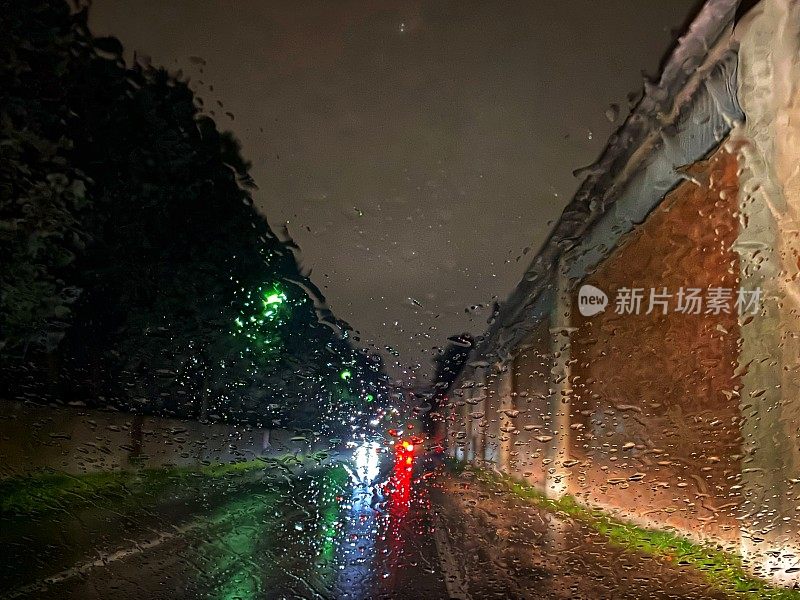 在下雨的夜里开车