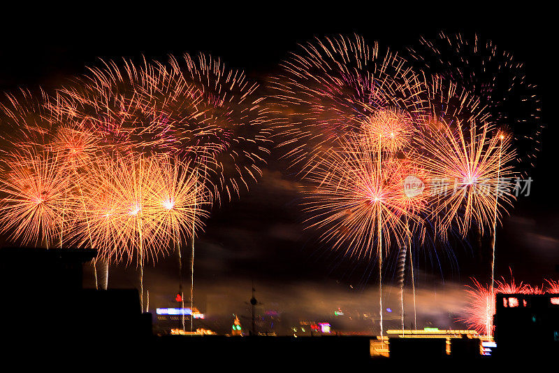 夜空焰火表演，庆祝新年的到来