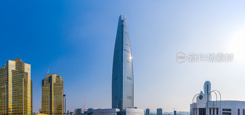 首尔未来主义的摩天楼在阳光下闪闪发光的韩国全景