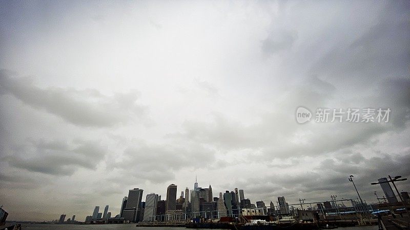 暴风雨天空下的曼哈顿下城