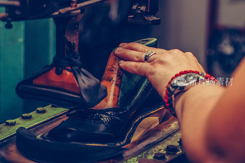 在手工制鞋工业中制造皮鞋的过程