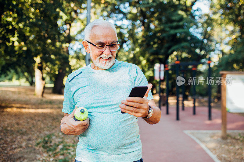 退休后使用智能手机的人