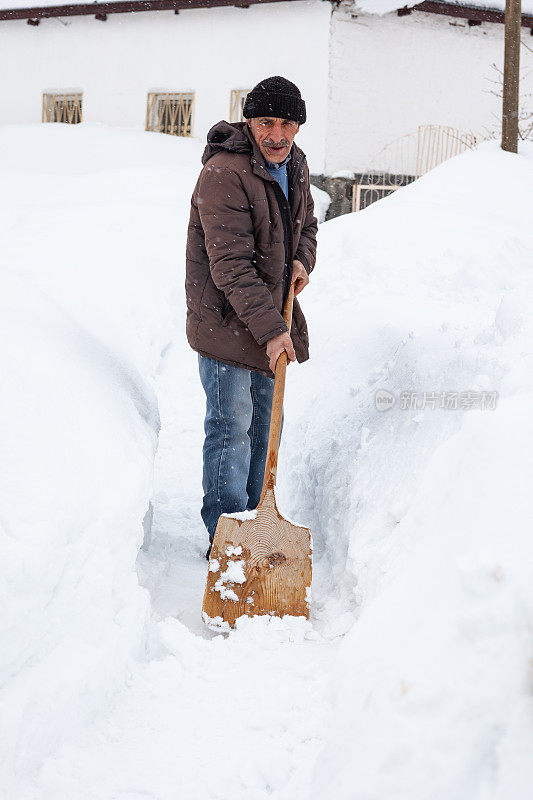 成年男子清扫积雪