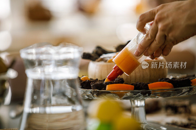 女人装饰生的素食饼干