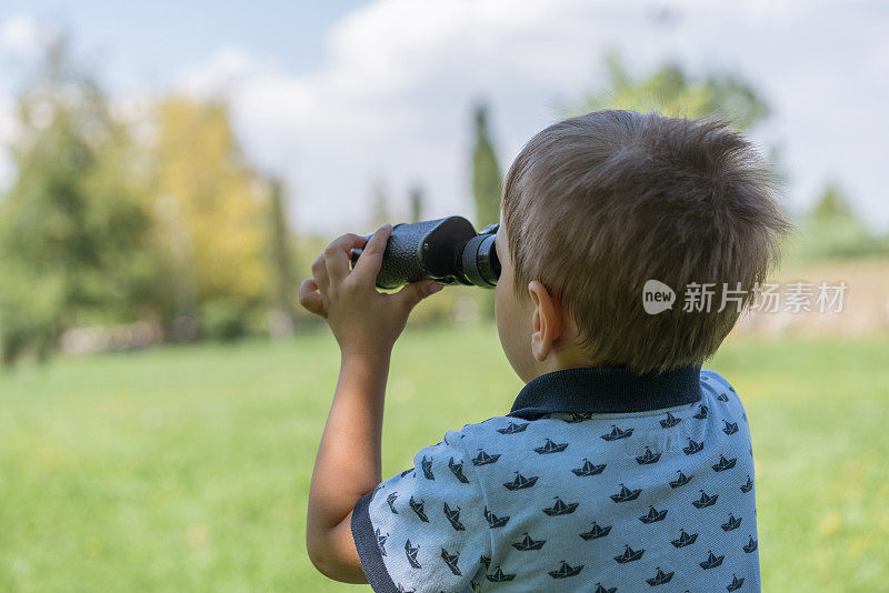 快乐男孩用望远镜看