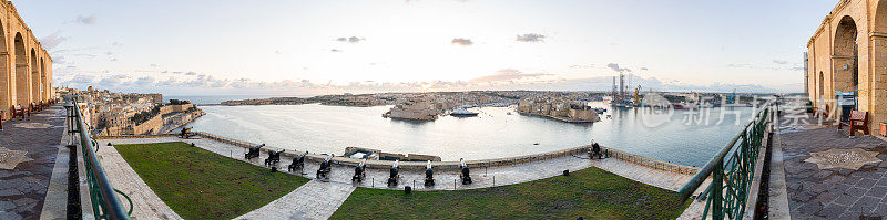 敬礼炮台的全景在上Barrakka花园和瓦莱塔海滨在大港口在马耳他