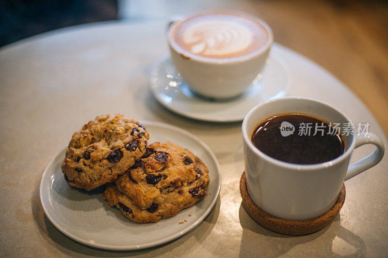 巧克力饼干和咖啡