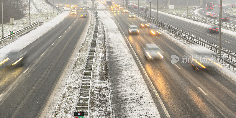 冬季暴风雪期间高速公路上的交通