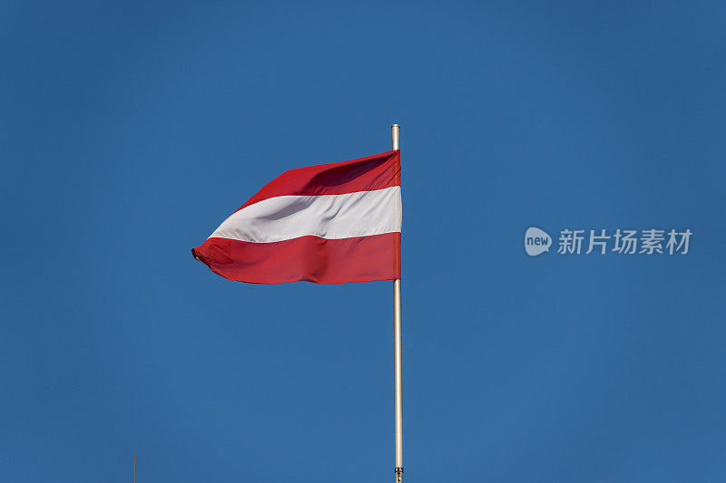 蓝天下的奥地利国旗，奥地利
