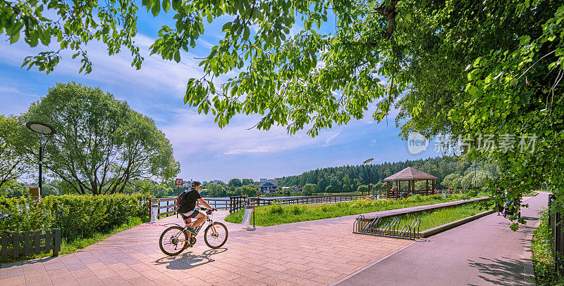 隔离后的梅什彻斯基公园人们和骑自行车的人在公园周围散步
