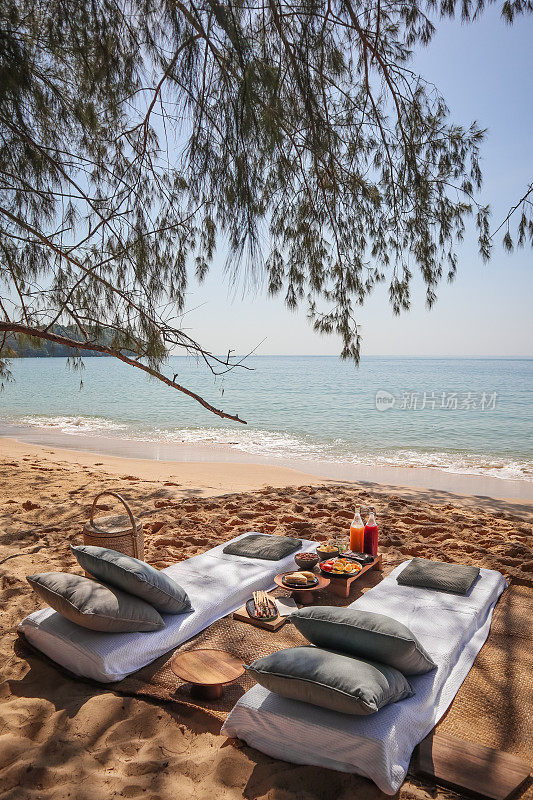 海滩野餐在海边小吃，水果和果汁饮料