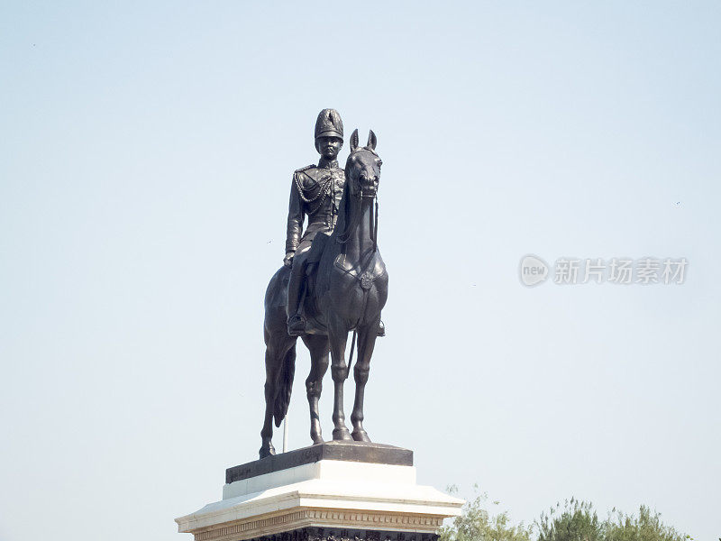朱拉隆功国王(拉玛五世)的骑马雕像与蓝天。