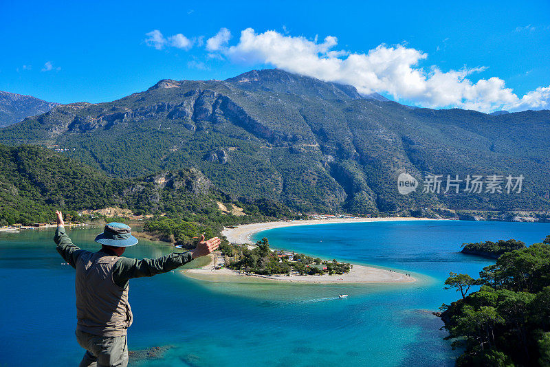 欣赏风景的摄影师。Ölüdeniz来自土耳其Fethiye。