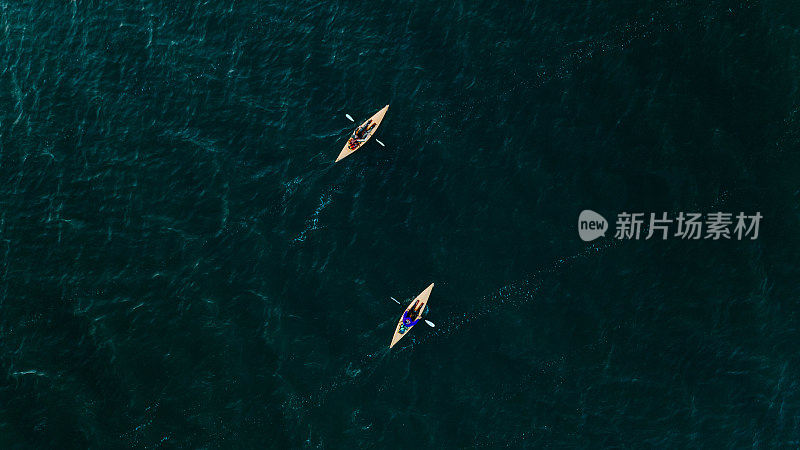 人们在海上划皮艇的鸟瞰图