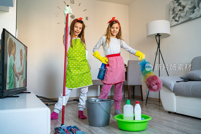 在冠状病毒疫情期间，姐妹们在打扫房子