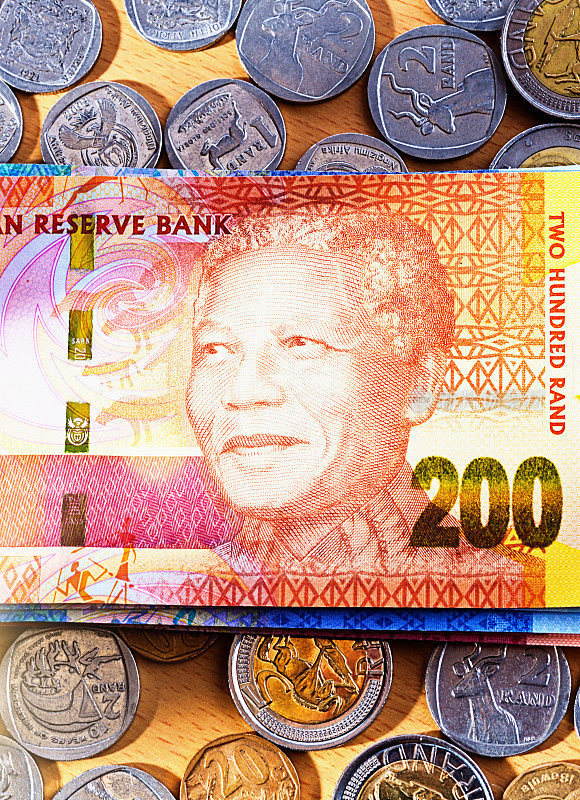 南非纸币上有大量纳尔逊·曼德拉的头像和硬币