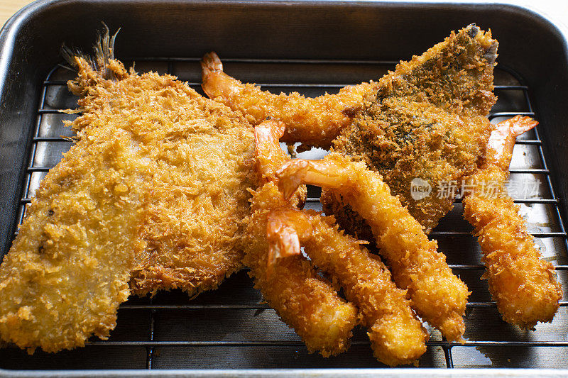 日式家常菜食谱，炸马鲛鱼和炸虾。炸马鲛鱼和炸虾。