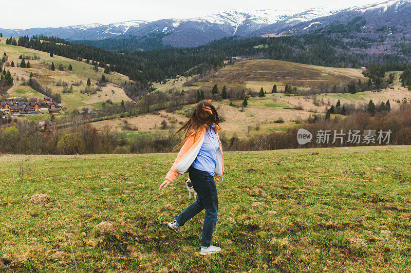 年轻的女旅行者在山里是快乐的!