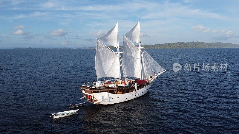 一艘游轮在菲律宾海航行的鸟瞰图