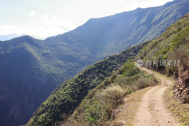 安第斯山脉山路