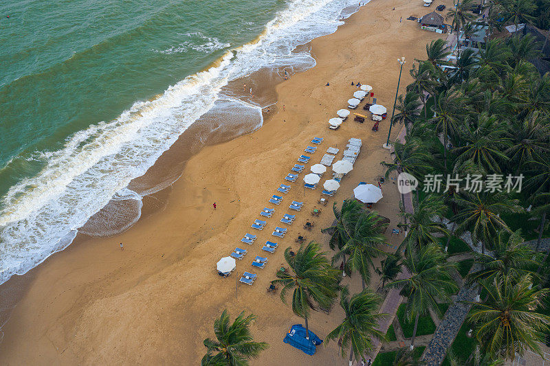 芽庄海滩上的海浪